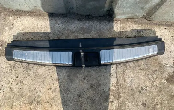Mercedes-Benz ML W164 Tailgate trim A1646900141