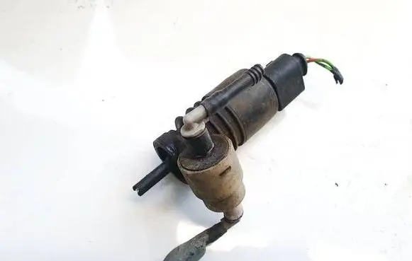 Volkswagen PASSAT B5 Windscreen/windshield washer pump 1j0973722