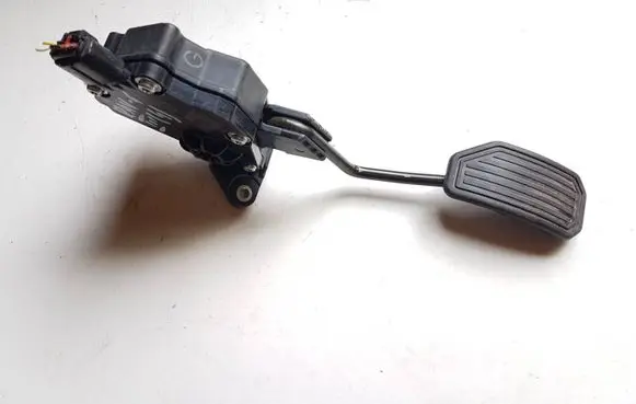 Toyota RAV 4 (XA30) Accelerator throttle pedal 7811042030 1988007280