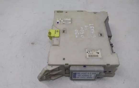 Lexus GS 300 350 430 450H Fuse module 8273030281 5F140478 505180127