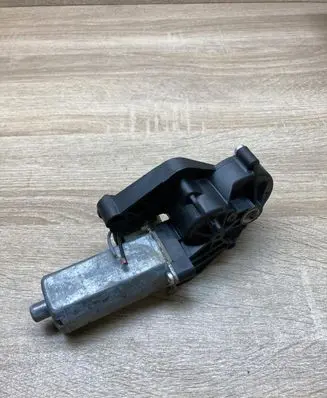Mercedes-Benz C W203 Seat adjustment motor 82064802 0390203207
