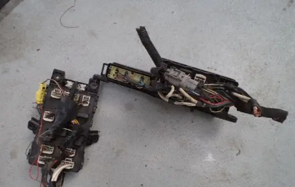 Toyota Avensis T220 Fuse box set