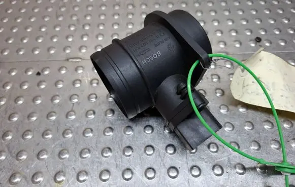 Volkswagen Polo IV 9N3 Mass air flow meter S27705755 038906461B 028002531