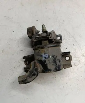 Engine mount vacuum valve