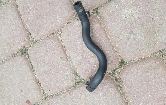 Volkswagen PASSAT B8 Engine coolant pipe/hose