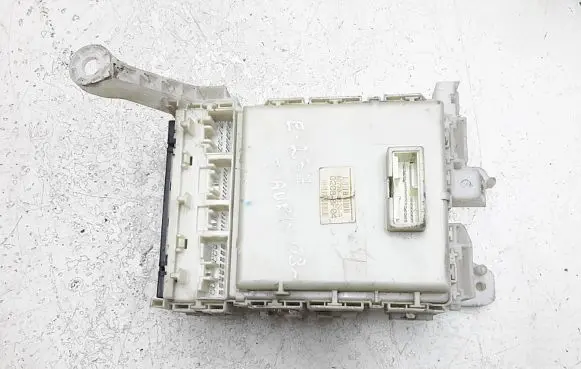 Toyota Auris 150 Fuse module 8273002120a