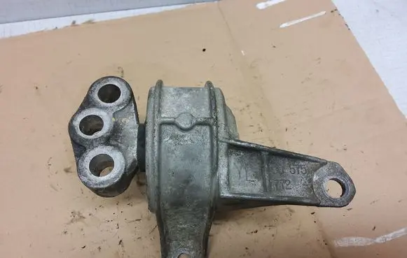 Opel Zafira A Engine mounting bracket 90575772