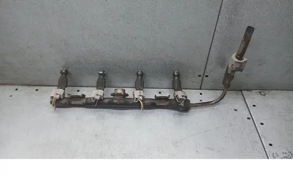 Toyota Corolla E110 Fuel injector supply line/pipe 