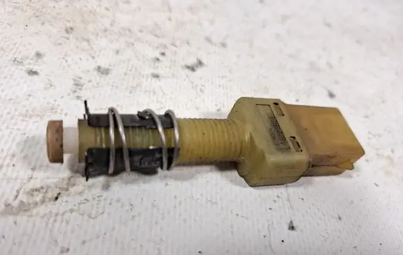Volkswagen PASSAT B5 Brake pedal sensor switch 443945515