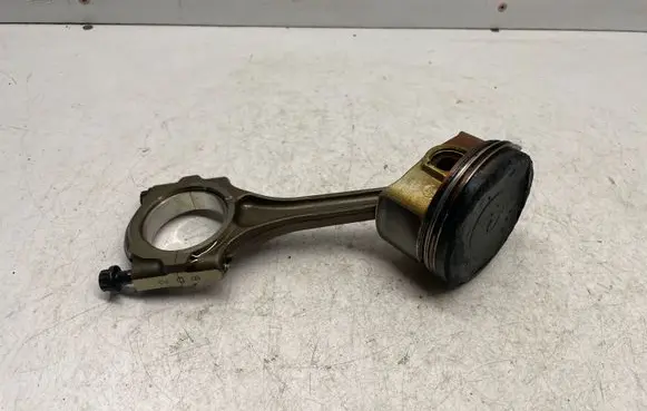 Toyota Auris E180 Piston with connecting rod