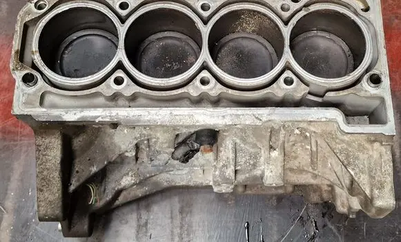 Volkswagen Golf VI Engine head 