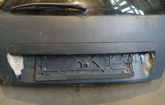 Trunk door license plate light bar