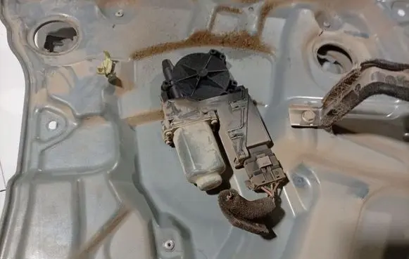 Nissan Primera Front door window regulator motor 