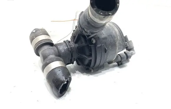 BMW 2 F44 Oil filter mounting bracket 9470972