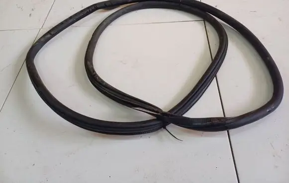 Skoda Octavia Mk2 (1Z) Rubber seal front coupe door 1Z0867365
