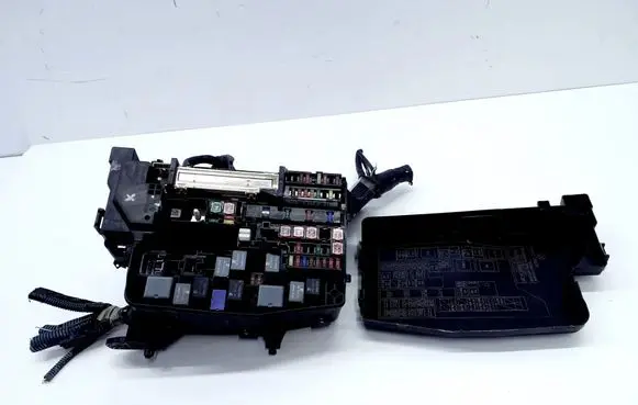Toyota Auris E180 Fuse box set 7379R0A1 8266202A80