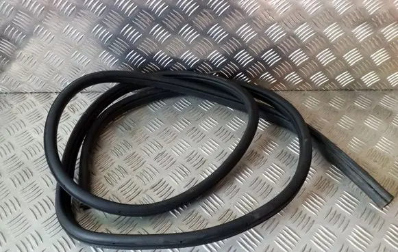Rear door rubber seal (on body)