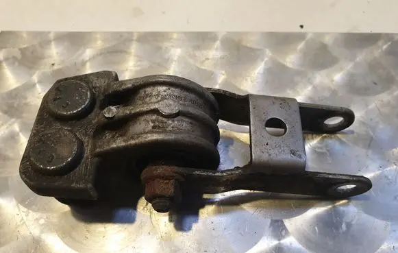 Volvo S80 Engine mount bracket 914104 9445335