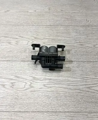 BMW 5 E39 Coolant heater control valve 6906652 020104