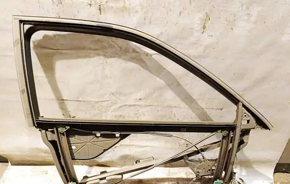 Audi A3 S3 8L Front door window/glass frame 