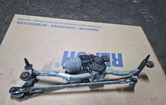 Volkswagen PASSAT B7 Front wiper linkage and motor 561955023B