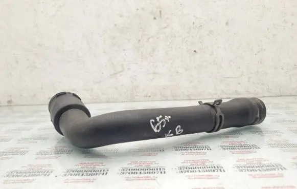 Volkswagen PASSAT B5.5 Engine coolant pipe/hose 8D0121101K