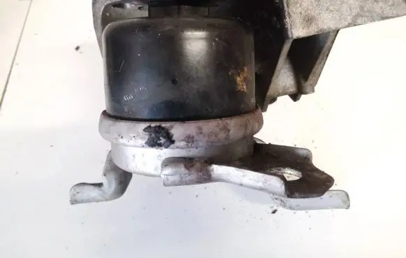 Volvo V70 Engine mount bracket 30671245