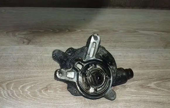 Volvo V70 Vacuum pump 08658230