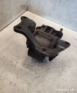 Hyundai Santa Fe Engine mount bracket 218323F050