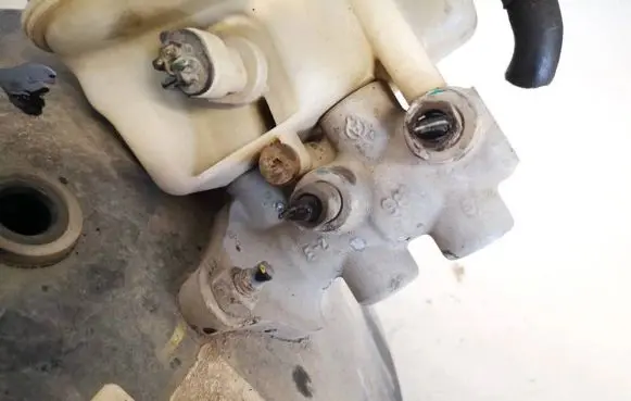 Dodge Caliber Master brake cylinder