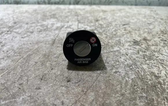 KIA Ceed Passenger airbag on/off switch 