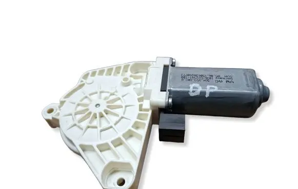 Volkswagen PASSAT B8 Front door window regulator motor 5Q4959802B