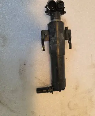 BMW 5 G30 G31 G38 Headlight washer spray nozzle 7393510