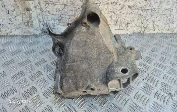 Engine mounting bracket