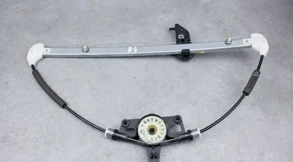 Mazda 2 Rear window lifting mechanism without motor