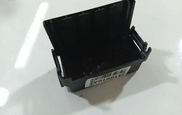 Peugeot 207 Fuse box cover 