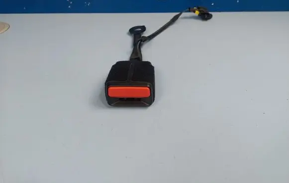 Front seatbelt buckle