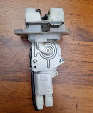 Suzuki Swift II Tailgate/trunk/boot lock/catch/latch B6765