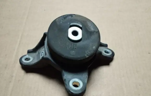 Honda Accord Engine mount bracket