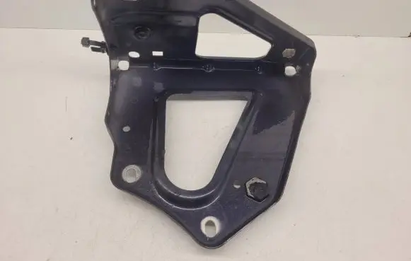 Audi A6 S6 C6 4F Fender mounting bracket 4F0821135