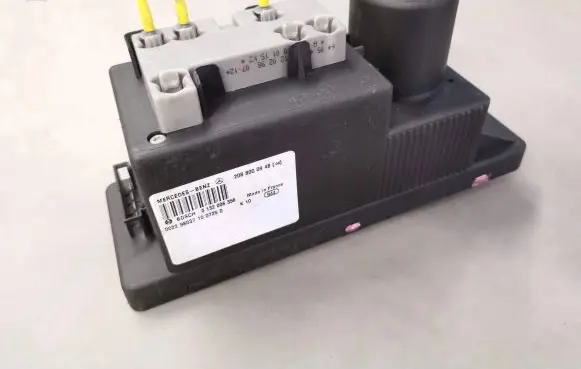 Mercedes-Benz CLK A208 C208 Central locking vacuum pump 2088000948 0132006356
