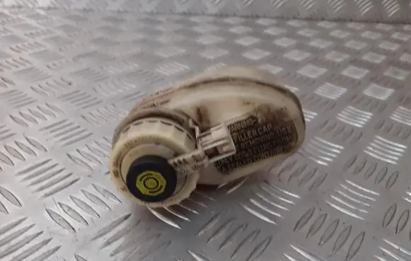 Toyota Avensis T220 Brake fluid reservoir 