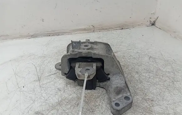 Peugeot 508 Engine mount bracket