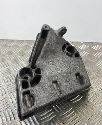 Engine mounting bracket