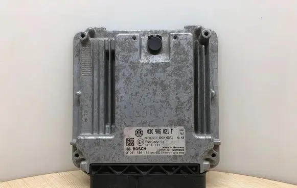 Volkswagen Touran II Engine control unit/module 03C906021F 03C906021E 0261S06186