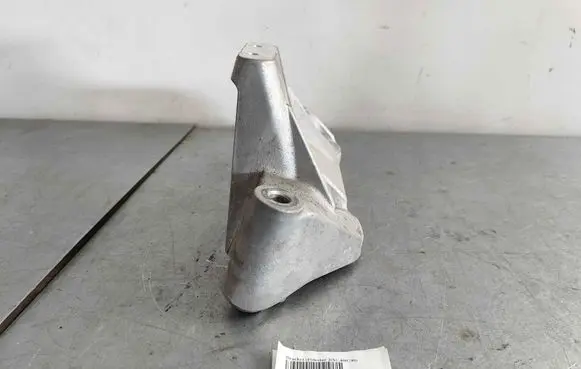 Engine mounting bracket