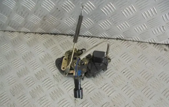 KIA Carens I Front door lock