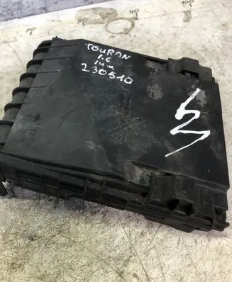 Volkswagen Touran II Fuse box cover 1k0937132f