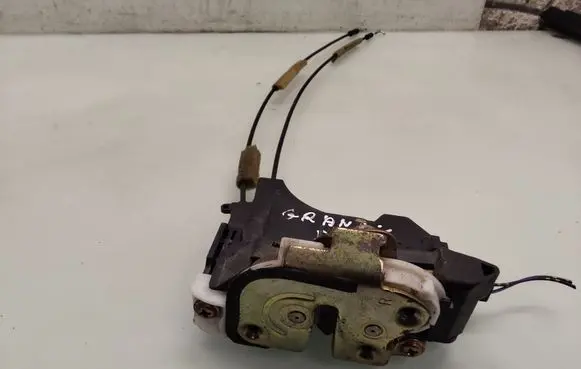 Mitsubishi Grandis Front door lock