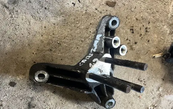 Mitsubishi Carisma Engine mounting bracket MR290428 MR29042